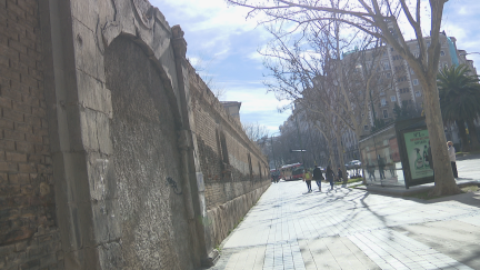 El muro del antiguo cuartel en el Paseo María Agustín