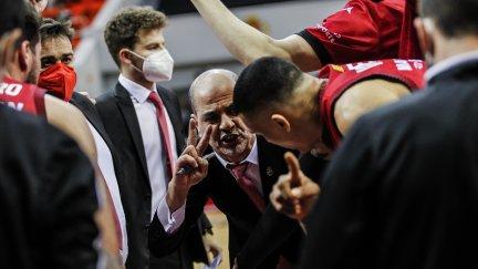 Sergio Hernández da instrucciones a sus jugadores durante un tiempo muerto.