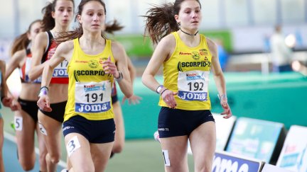 Inés (izquierda) y Mara (derecha) Saura, durante la carrera de los 600 metros.