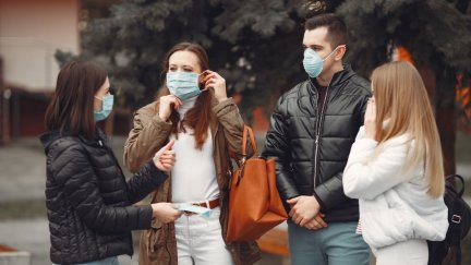 Jóvenes con mascarilla para reducir la incidencia de la COVID-19
