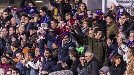 Aficionados de la SD Huesca.