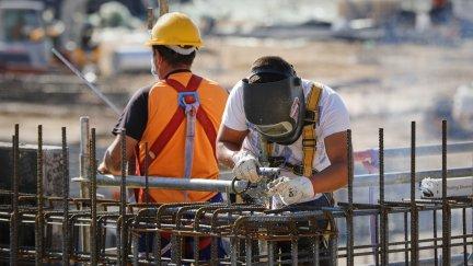 Un trabajador realiza labores de soldador