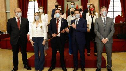 El nuevo alcalde de Murcia, José Antonio Serrano (centro) / EP
