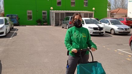 Amanda Vallejo trabaja como repartidora de paquetería
