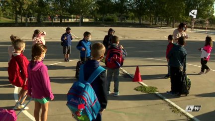 Niños jugando en el patio de un colegio