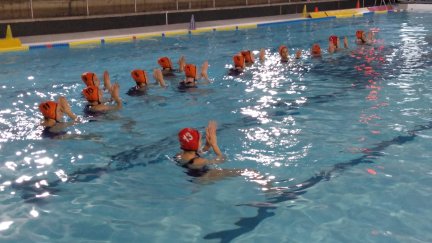 Las jugadoras de la Escuela Waterpolo Zaragoza, en la presentación previa al partido.