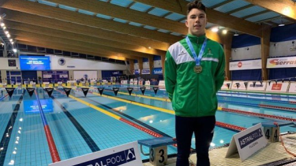 El nadador zaragozano Luis Domínguez con una de las medallas conquistadas en Sabadell.