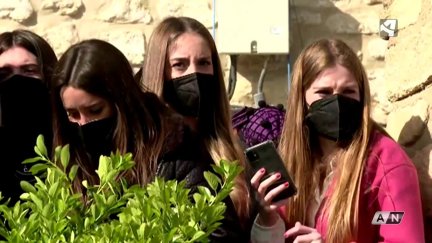 Un grupo de jóvenes espera la llegada de los reyes a Fuendetodos