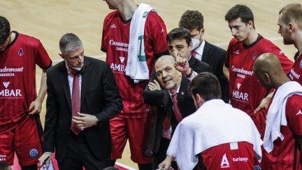Sergio Hernández da instrucciones a sus jugadores durante un tiempo muerto.