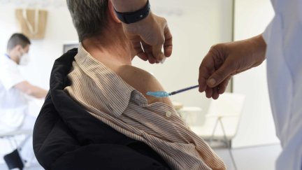 Sanitarios vacunan a personas mayores de 80 años