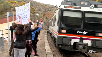 Vecinos de Embid de Jalón protestando al paso del tren