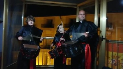 Fernando Galve, presidente de la 'Ruta del Tambor y el Bombo' cumple con la tradición desde su vivienda en Andorra (Teruel)
