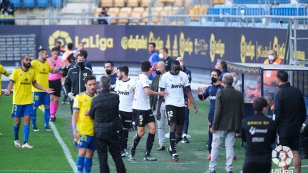 Momento en el que Diakhaby abandona el campo (Imagen: LaLiga)
