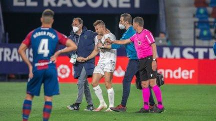 Pablo Maffeo, tras lesionarse el viernes en el duelo ante el Levante.