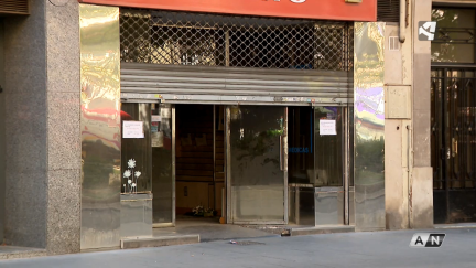 Fachada de un negocio en obras y cerrado