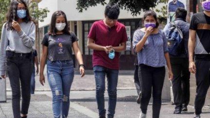 Jóvenes con mascarilla