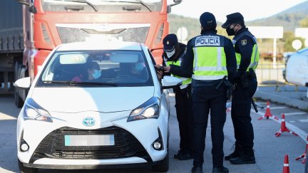 La Policía Nacional realiza un control a un conductor