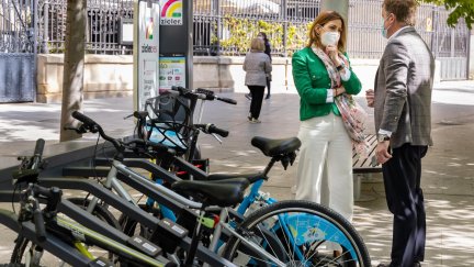 Uno de los estacionamientos piloto para bicis y patinetes eléctricos presentados hoy en Zaragoza.