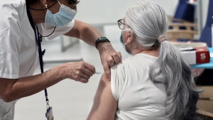 Una mujer es inyectada con la vacuna de AstraZeneca contra la COVID-19.