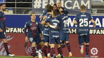 Los jugadores de la SD Huesca celebran el primer tanto del encuentro de este viernes
