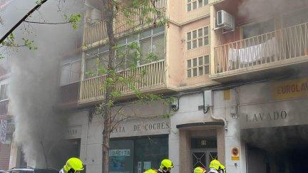 A pesar de la espectacularidad del humo no ha habido daños personales. (Bomberos de Zaragoza)