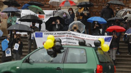 Varias personas se manifiestan contra el abuso de la temporalidad en el empleo público.