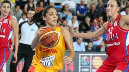 Cristina Ouviña, en un partido con la selección española.