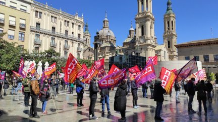 Representantes sindicales de CCOO y UGT se concentran frente a la Delegación del Gobierno en Aragón, en Zaragoza.