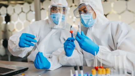 Dos trabajadores de un laboratorio analizando pruebas PCR.