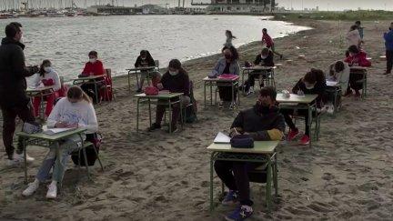 Niños estudiante en la playa de Murcia.