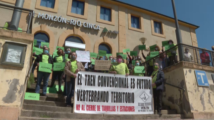Concentración en el apeaderos de Embid de Jalón. (Foto: #AragónNoPierdasTuTren).