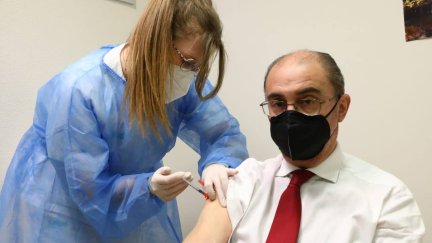 Javier Lambán recibe la vacuna contra la COVID-19