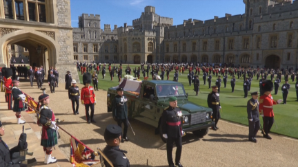 El féretro de Felipe de Edimburgo es trasladado al lugar de la ceremonia.