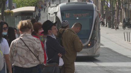 Los israelíes ya pueden ir sin mascarilla por la calle.