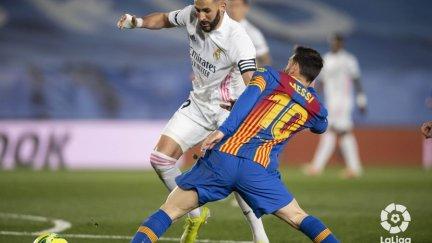 Benzema y Messi pugnan por un balón. Imagen: LaLiga.