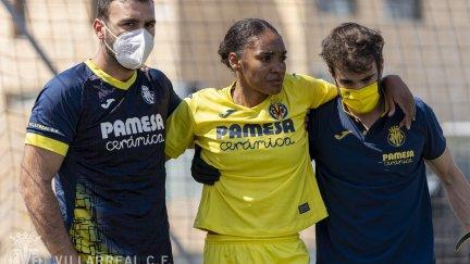 Salma Paralluelo se retira del campo con ayuda tras lesionarse el pasado fin de semana.