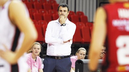 Carlos Cantero, un partido de Liga Femenina en el pabellón Príncipe Felipe.