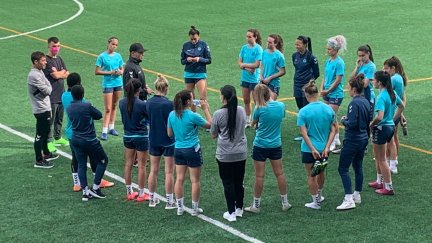 Las jugadoras del Zaragoza CFF atienden a las explicaciones de Nacho Bracero en un entrenamiento.