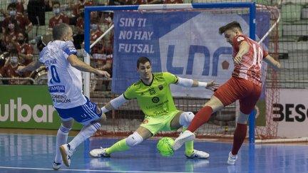 Iván Bernad intenta detener una acción de ataque de ElPozo Murcia.