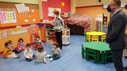 El consejero de Educación, Cultura y Deporte del Gobierno de Aragón, Felipe Faci, durante la visita al Colegio Hilarión Gimeno de Zaragoza