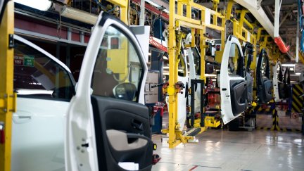 Planta de ensamblaje de componentes para la automoción.