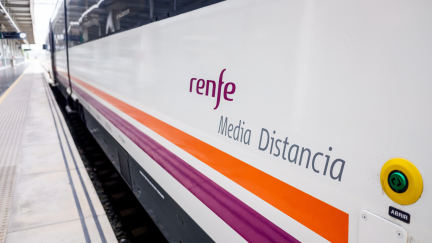 Un tren de RENFE de Media Distancia en una estación