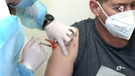 Un paciente de alto riesgo recibe la vacuna contra la Covid-19