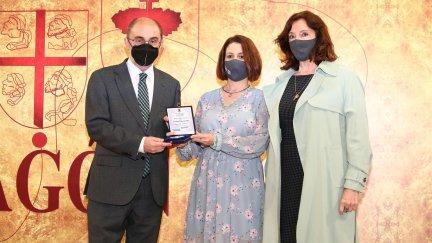 El presidente de Aragón, Javier Lambán, y la alcaldesa de Teruel, Emma Buj, entregan la Medalla al Mérito Cultural que concede el Gobierno autonómico a la directora de la Fundación Bodas de Isabel, Raquel Esteban.
