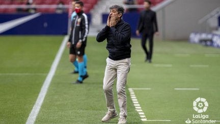 Pacheta da instrucciones a sus jugadores durante el partido en el Wanda Metropolitano.