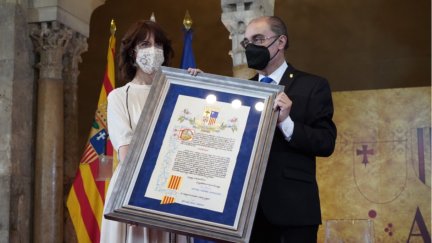 Javier Lambán entrega el Premio Aragón a Irene Vallejo.