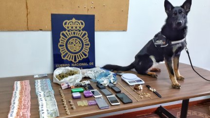 La agente Malibú posa con los efectos intervenidos al detenido (Foto: Policía Nacional)