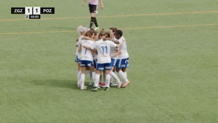 Las jugadoras del Zaragoza CFF celebran el primer gol anotado por Laura.