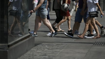 Personas paseando por la calle (EP).
