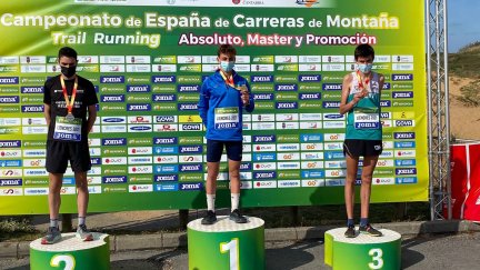 Álvaro Osanz, derecha, en el podio tras la carrera.